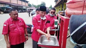 Antisipasi Corona, PDIP Bagi Masker dan Sediakan 2 Titik Cuci Tangan di Pasar Angso Duo