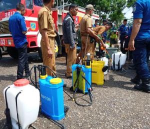 Antisipasi Covid-19, Pemkot Semprot Disinfektan Sekolah dan Tempat Ibadah di 11 Kecamatan