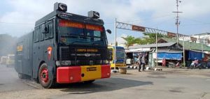Berantas Penyebaran Covid 19, Brimob Polda Jambi Semprot Disinfektan Fasilitas Umum