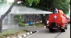 Kerahkan Kendaraan BPBD, Tim Penanganan Covid-19 Semprot Disinfektan di Beberapa Titik