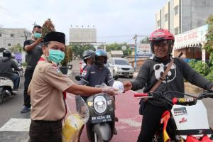 Pramuka Dari Kwarda Jambi Turun ke Jalan Bagikan Masker Gratis