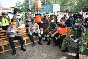 Wakili Danrem Kasrem 042/Gapu Bersama Gugus Tugas Tinjau Pos Terpadu Di Batas Sumsel