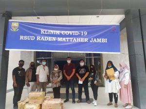 Pejuang Covid Jambi Gotong Royong Distribusi ADP  ke Sejumlah Rumah sakit di Kota Jambi