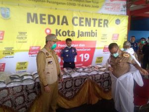 Fasha Serahkan Bantuan APD Untuk Tenaga Medis