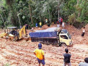 Alkal Kerahkan Alat Berat Tangani Jalan Nyaris Putus di Batangasai Sarolangun