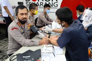 Kabaharkam Polri Donorkan Darah untuk Kebutuhan Pasien Covid-19
