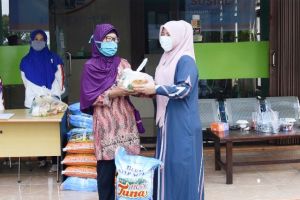 Peduli Corona Di Batanghari, Yunninta Asmara Salurkan Bantuan Untuk Warga Kurang Mampu