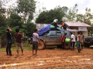 Susuri Medan Berat, Perkumpulan Hijau Jambi dan Tim Mobil offroad KITO Berikan Bantuan ke Sepintun