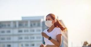 Olahraga di Luar Rumah Pakai Masker Bikin Kulit Iritasi, Ini Cara Mencegahnya