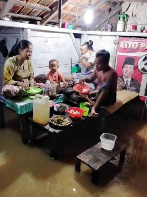 Prihatin...Banjir Landa Margo Tabir, Warga  Berbuka Puasa Diatas Meja yang Digenangi Air