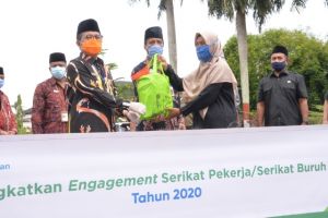 Peringati Hari Buruh, Pemprov Jambi-Serikat Buruh Berikan Sembako Kepada Buruh 