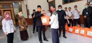 DPRD Provinsi Jambi Bagikan 80 Paket Sembako Untuk Satpam, Cleaning Service dan Honorer