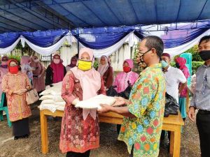 TP- PKK Batanghari Bagikan 400 Paket Sembako ke Warga Terdampak Covid-19