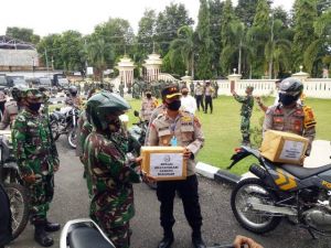 TNI-Polri Serah Paket Sembako Layak Menerima