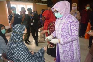 Rahima Salurkan Bantuan Untuk Pengrajin UMKM Dan Lansia