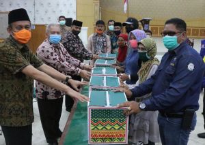 Bupati Tanjab Barat Serahkan Bantuan Sembako Bagi Warga Terdampak Covid 19
