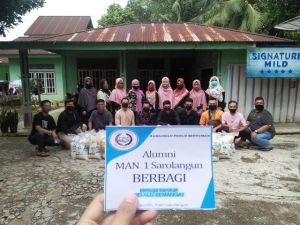Ramadan penuh Senyuman, Alumni MAN I Sarolangun Bakti Sosial dengan Bagikan Sembako ke Warga