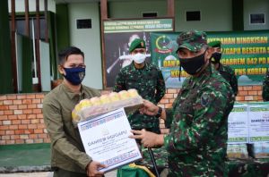 Komandan Korem Bagikan Bingkisan Lebaran untuk Prajurit, PNS dan Media Lingkup Korem 042/Gapu