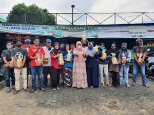 Yunninta Bagikan Kue Lebaran ke Warga