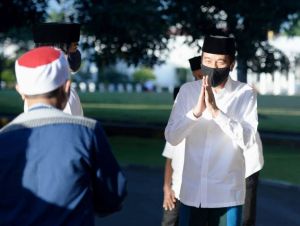 Presiden dan Ibu Negara Salat Idulfitri di Halaman Wisma Bayurini