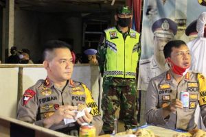 Kapolda Jambi ke Petugas Malam, Beri Semangat hingga Duduk Makan Gorengan Bersama