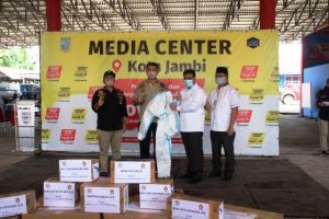 Tunjukkan Kepedulian,  Reses SAH Serahkan Bantuan APD, Vitamin Dan Susu Bagi Tenaga Medis