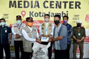 Fachrori Salurkan Bantuan JPS Covid-19 Untuk Kota Jambi