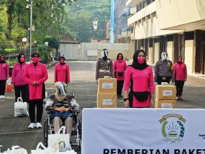 Ketum Bhayangkari Beri Bantuan Kemanusiaan Kepada Kaum Difabel Dan Kelompok Rentan