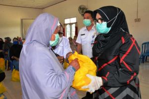 Bawa Bantuan Sembako ke Muaro Jambi, Rahima Harapkan Masyarakat Disiplin Jalankan Protokol Kesehatan