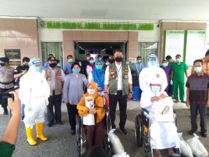 Walikota Jambi Antar Kepulangan Pasien Yang Sembuh Dari Covid-19