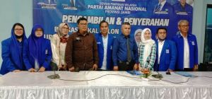 Datang Lebih Awal, Tim Safrial Ambil Formulir PAN Sebagai Cagub