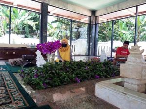 Tiba di Jambi, Ratu Munawarrah Langsung Ziarah ke Makam ZN