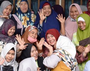 Sambangi Masyarakat Yunninta Dapat Ciuman Sayang Dari Emak - Emak