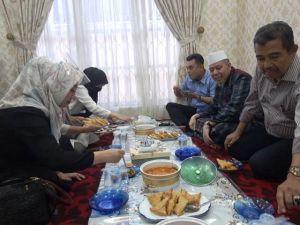 Ratu Munawarah Sowan ke Ulama Kharismatik Sebrang Kiai Mubarak, Ini Pesannya