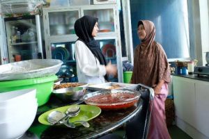 Silaturahmi ke Kediaman Haji Muhtar, Ratu Munawarrah Dijamu Ikan Krutup