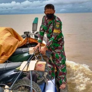 Begini Perjuangan Prajurit Capai Lokasi TMMD Desa Labuhan Pering Gunakan Pompong