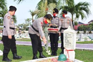 Hari Bhayangkara Ke-74, Kapolda Jambi Tabur Bunga di TMP Satria Bhakti