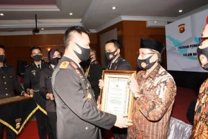 HUT Bhayangkara, Kapolda Jambi Beri Penghargaan ke Dua Warga Ini 