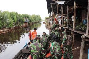 Medan yang Sulit, Menuju Lokasi TMMD  Labuhan Pering Lewati Jalur Sungai