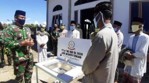 Cegah Covid-19, Satgas TMMD Bantu Alat Cuci Tangan Portabel Untuk Masjid Di Labuhan Pering