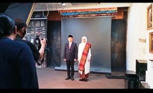 Kenakan Kebaya Putih Dibalut Kain Tenun Merah, Ratu Jalani Sesi Pemotretan Bersama CE