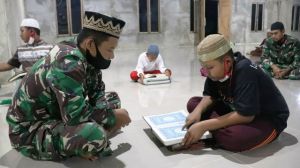 Tak Hanya Bangun Jalan, Satgas TMMD Kodim Tanjab Ajari Anak Desa Labuhan Pering Mengaji