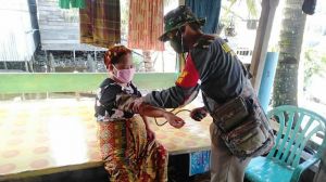 Tanggap, Anggota Keslap Satgas TMMD Kodim Tanjab Obati Warga