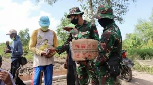 Segelas Air Minum Jalin Kebersamaan TNI dan Rakyat 