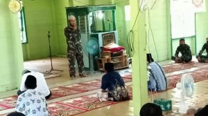 Satgas TMMD Berbaur Bersama Warga Tunaikan Sholat Jum'at
