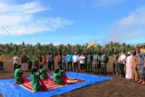 Turun dari Heli, Tim Wasev TMMD Disambut Tarian Sekapur Sirih