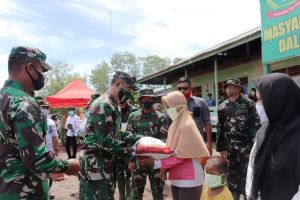 Tim Wasev Bagikan Sembako di Lokasi TMMD Desa Labuhan Pering