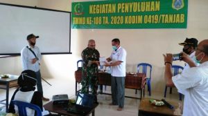 Dukung Proses Belajar Mandiri, Satgas TMMD Bantu Buku ke Perpustakaan di SD dan SMP Labuhan Pering