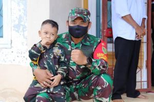 Momen Dansatgas TMMD ke - 108 Kodim Tanjab Saat bersama Anak-anak Desa Labuhan Pering