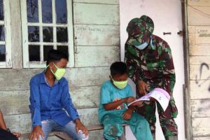 Satgas TMMD Kodim 0419/Tanjab Mengajar Para Siswa SD Yang Berada di Desa Labuhan Pering